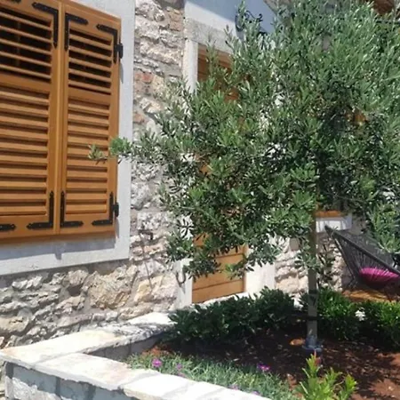 Superior One Bedroom Apartment *